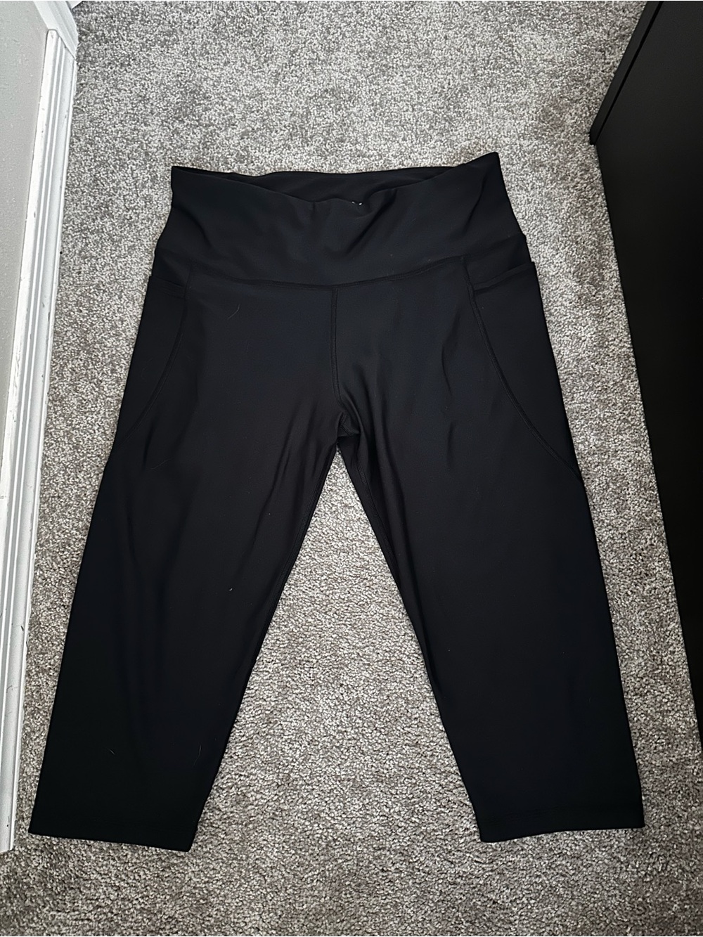 Old Navy Black High-Rise Capri Leggings with Side Pockets Size XL 0554